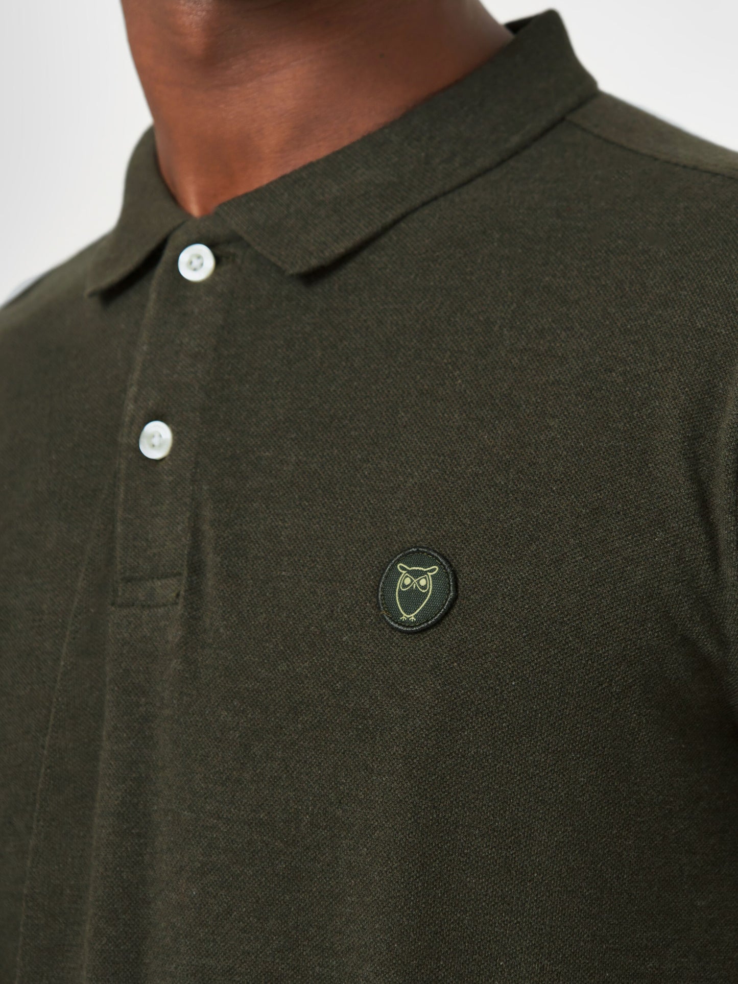 Polo TOKE basic badge - green melange - KnowledgeCotton